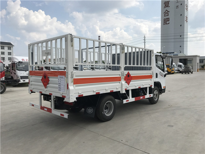 解放4.1噸氣鋼瓶運(yùn)輸車