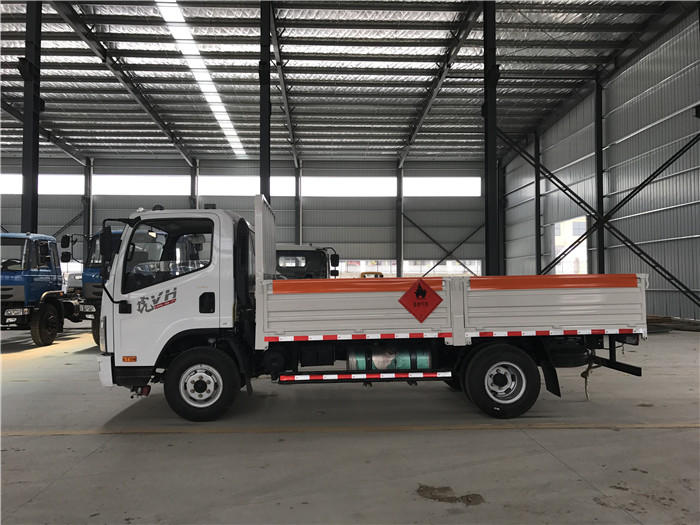 解放4.1噸氣鋼瓶運(yùn)輸車